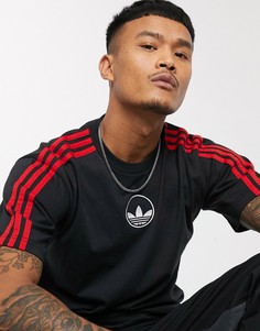 Черная футболка с тремя полосками и трилистником в круге по центру adidas Originals-Черный цвет