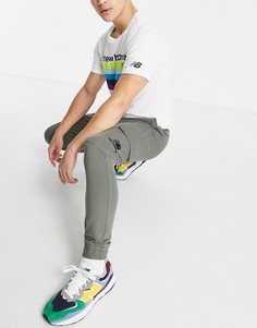 Брюки карго цвета хаки с логотипом New Balance – эксклюзивно для ASOS-Зеленый цвет