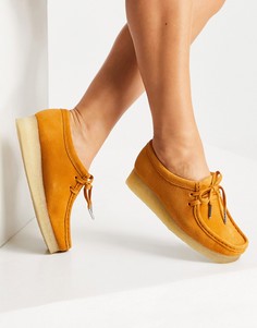 Замшевые туфли цвета куркумы на плоской подошве Clarks Originals Wallabee-Коричневый цвет