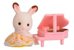 Игровой набор sylvanian families младенец в пластиковом сундучке (кролик и рояль)