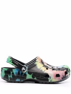 Crocs сандалии с принтом тай-дай