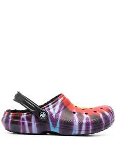Crocs сандалии с ремешком на пятке и принтом тай-дай