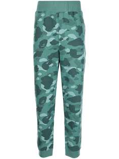 A BATHING APE® камуфляжные джоггеры с эластичным поясом