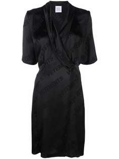 VETEMENTS платье с запахом и логотипом