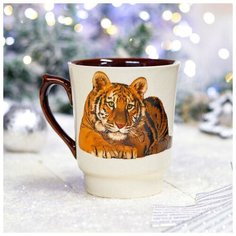 Кружка "Водолей с тигром", бело-коричневая, символ года 2022, деколь, 0.6 л, микс Керамика ручной работы