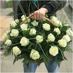 Корзина из 29 белых роз Flowerstorg