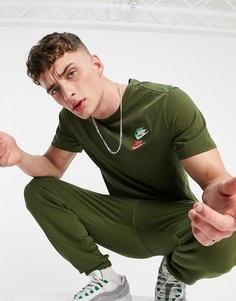 Футболка цвета хаки с несколькими логотипами Nike Essentials+-Зеленый цвет