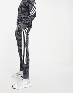 Серые джоггеры с тремя полосками и камуфляжным принтом adidas Training-Серый