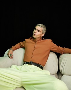 Коричневая приталенная рубашка в рубчик с воротником в стиле 70-х ASOS DESIGN-Коричневый цвет