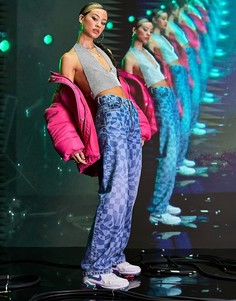 Oversized-джинсы из смесового органического хлопка в скейтерском стиле с классической талией и психоделическим принтом ASOS DESIGN-Голубой