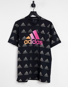 Черная футболка с принтом в виде логотипов adidas-Черный цвет