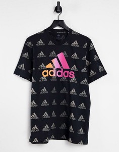 Черная футболка с принтом в виде логотипов adidas-Черный цвет
