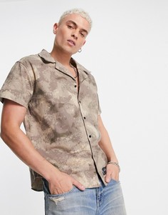 Бежевая рубашка с короткими рукавами, камуфляжным принтом и отложным воротником от комплекта Sixth June-Светло-бежевый цвет