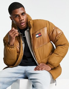 Однотонный светло-коричневый пуховик в стиле колор блок Tommy Jeans-Коричневый цвет