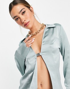 Рубашка нежно-голубого цвета узкого кроя с разрезом и фурнитурой ASOS DESIGN-Голубой
