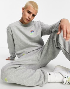 Серый флисовый свитшот с круглым вырезом и разноцветным логотипом Nike Essential