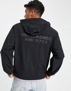 Черная куртка-дождевик с капюшоном и светоотражающим принтом логотипа на спине Abercrombie & Fitch-Черный цвет