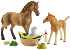 Фигурка лошадки Schleich Horse Club: Сара ухаживает за детенышами домашних животных 42432