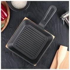 Сковорода на деревянной подставке "Квадрат. Гриль" 18х3 см 3913737 Сима ленд