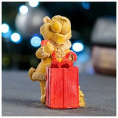 Хорошие сувениры Статуэтка "Тигр - Дед Мороз с подарками" 10х6х6 см