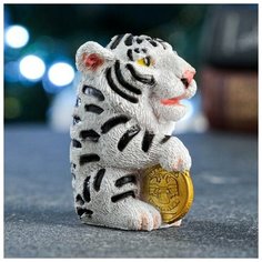 Хорошие сувениры Фигура "Тигр с рублем" белый, 4,5х5,5х6см