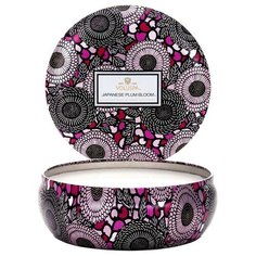 VOLUSPA Ароматическая свеча Japanese Plum Bloom (японская слива) свеча в алюминиевом подсвечнике с 3 фитилями 340г