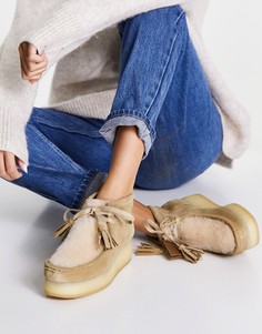 Замшевые ботинки светло-коричневого цвета на танкетке Clarks Originals Wallabee-Коричневый