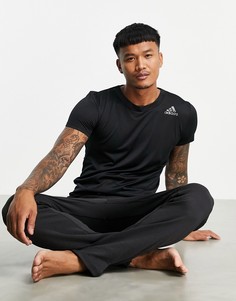 Черная футболка с тремя полосками в тон adidas Yoga-Черный цвет