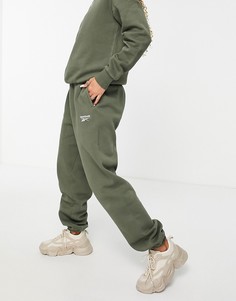 Оливково-зеленые oversized-джоггеры с логотипом Reebok – эксклюзивно для ASOS-Зеленый цвет