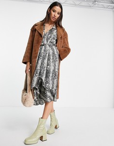 Атласное платье-рубашка со змеиным принтом Topshop-Разноцветный