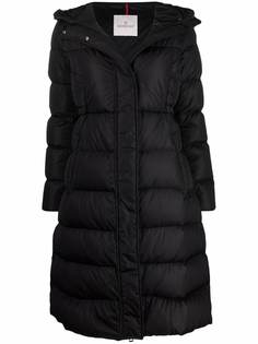 Moncler пуховик миди с нашивкой-логотипом