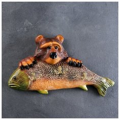 Вешалка "Медведь с рыбой" 22х44см Хорошие сувениры