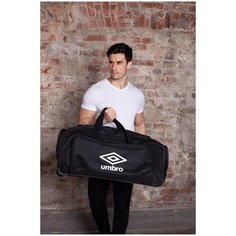 Спортивная сумка на колесах Umbro Trolley Bag c боковым карманом. Вместительная сумка для тренировок с выдвижной ручкой и 2- х колесным механизмом со стабилизаторами. Сумка на колесиках Umbro с регулируемым ремнем, черный, 49 х 36 х 24 см