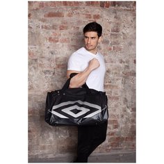 Спортивная сумка Umbro Pro Training 2.0 Medium Holdall с D- образным основным отделением. Вместительная сумка для тренировок с боковыми карманами. Сумка Umbro с регулируемым ремнем, 70 литров, черно- белый, 68 х 28 х 29 см