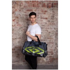 Спортивная сумка Umbro Pro Training 2.0 Medium Holdall с D- образным основным отделением. Вместительная сумка для тренировок с боковыми карманами. Сумка Umbro с регулируемым ремнем, 70 литров, темно- серый- лайм, 68 х28 х 29 см