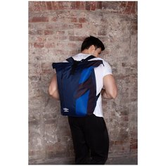 Спортивный рюкзак Umbro Team Training Rolltop Bag с откидывающейся верхней частью и одним отделением. Большой рюкзак Umbro для тренировки передним карманом на молнии, сине- черный, 29 литров, 52 х 30 х 19 см