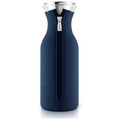 Графин Eva Solo Fridge в неопреновом текстурном чехле 1 л тёмно-синий