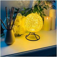 Светодиодный ночник из ротанга с теплым свечением для интерьера детской или спальни Apeyron 12-82. Компактная ночная лампа в виде шара с плетёным абажуром и 6 диодами. Атмосферный декоративный LED светильник. Универсальный подарок. 220В, 2Вт, 6 диодов