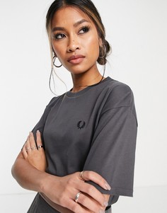 Темно-серая футболка с маленьким венком-логотипом Fred Perry-Серый