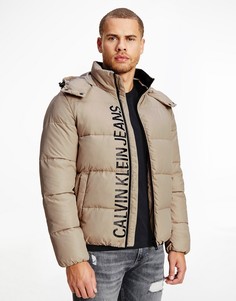 Светло-бежевый базовый пуховик с вертикальным логотипом Calvin Klein Jeans-Светло-бежевый цвет