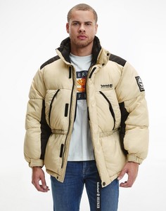 Бежевый пуховик из капсульной коллекции Tommy Hilfiger x Timberland-Светло-бежевый цвет