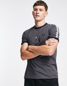 Темно-серая футболка с отделкой кантом и лентой Fred Perry-Серый
