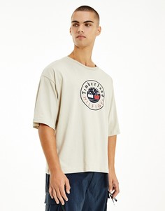 Бежевая футболка с фирменным логотипом спереди из капсульной коллекции Tommy Hilfiger x Timberland-Светло-бежевый цвет