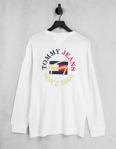 Белый лонгслив с круглым винтажным логотипом на спине Tommy Jeans