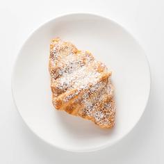 Круассан Самокат с малиной и миндалем; 100 г