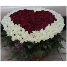 301 красная и белая роза в виде сердца в корзине Flor Pro