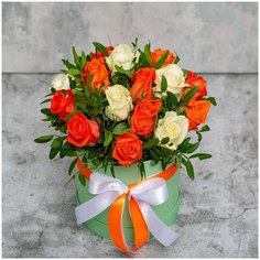 15 белых и коралловых роз в коробке Flor Pro