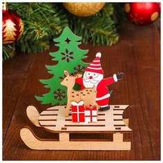 Фигурка Лесная мастерская Дед мороз с оленем на санях, 5.7 см, бежевый/красный/зеленый