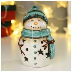 Светящийся сувенир Luazon Lighting керамика, "Снеговик в зеленой вязаной шапке и шарфе", 13,5*8*8,3 см (HY0804-1)