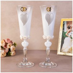 Свадебные бокалы для молодоженов "Счастье" белого цвета на фигурных ножках, с розами айвори, сердцами и золотыми обручальными кольцами, 2 штуки Свадебная мечта
